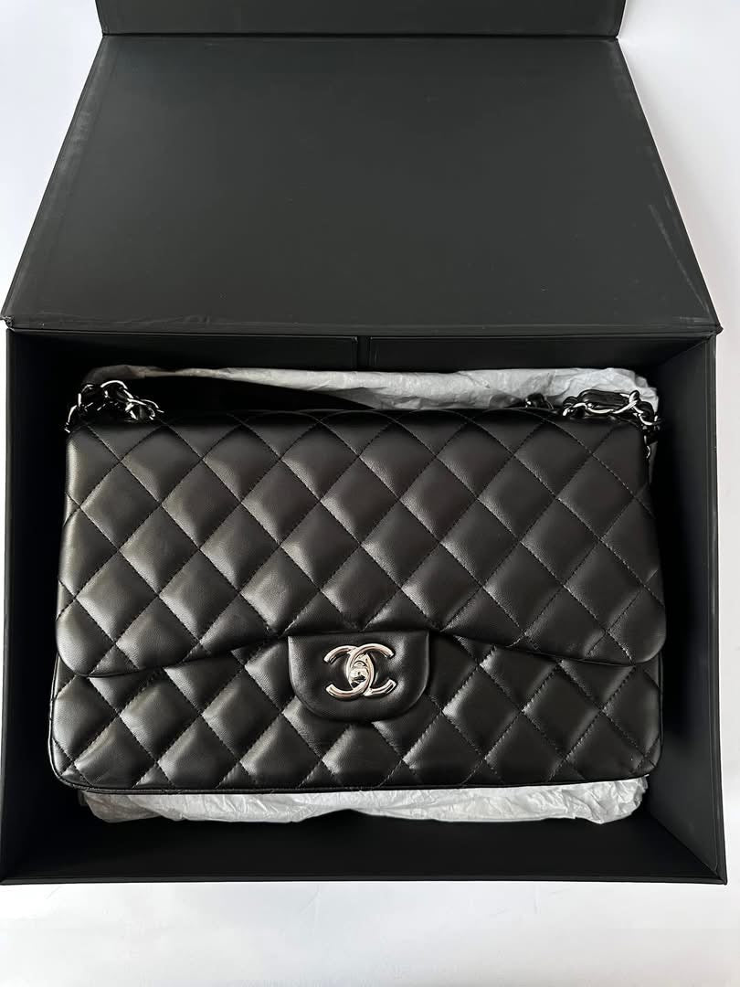 CHANEL Black Jumbo Doubleflap