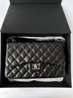 CHANEL Black Jumbo Doubleflap