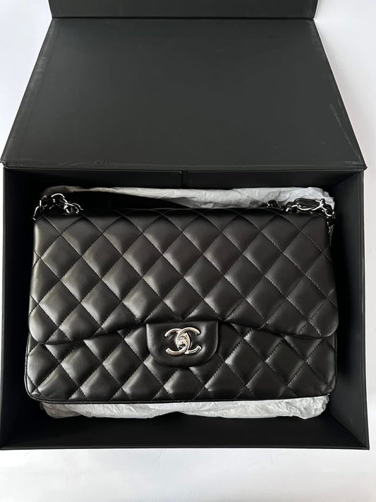 CHANEL Black Jumbo Doubleflap