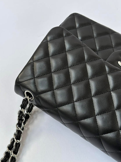 CHANEL Black Jumbo Doubleflap