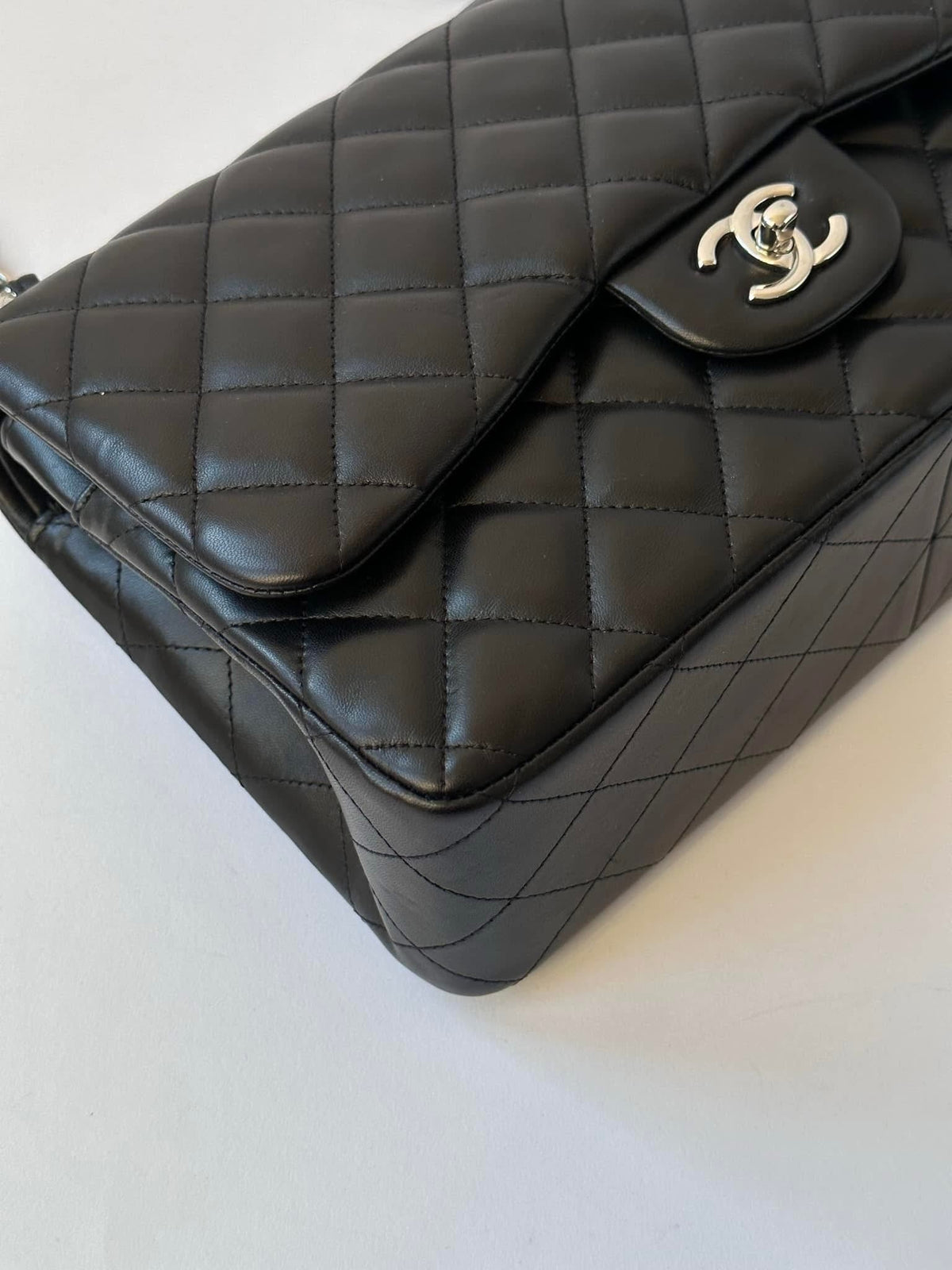 CHANEL Black Jumbo Doubleflap