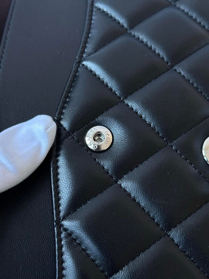 CHANEL Black Jumbo Doubleflap