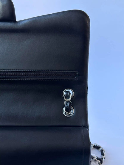 CHANEL Black Jumbo Doubleflap