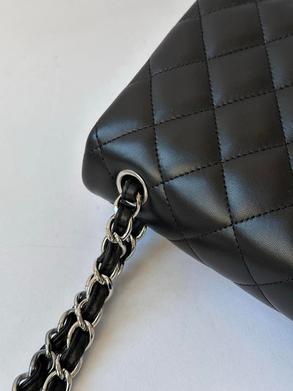 CHANEL Black Jumbo Doubleflap