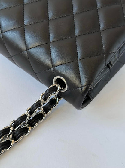 CHANEL Black Jumbo Doubleflap