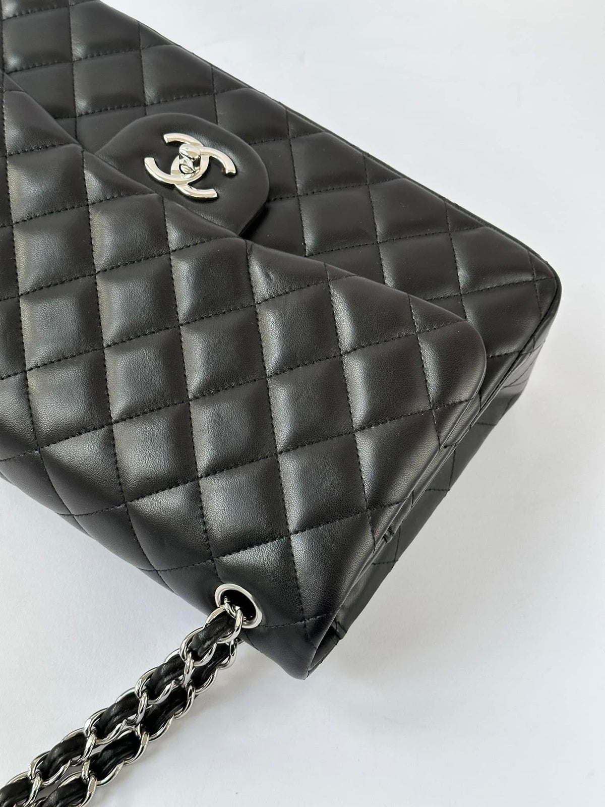 CHANEL Black Jumbo Doubleflap