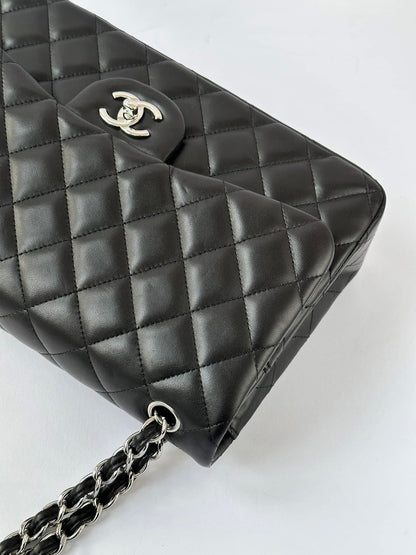 CHANEL Black Jumbo Doubleflap