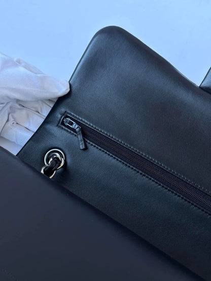 CHANEL Black Jumbo Doubleflap