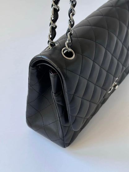 CHANEL Black Jumbo Doubleflap