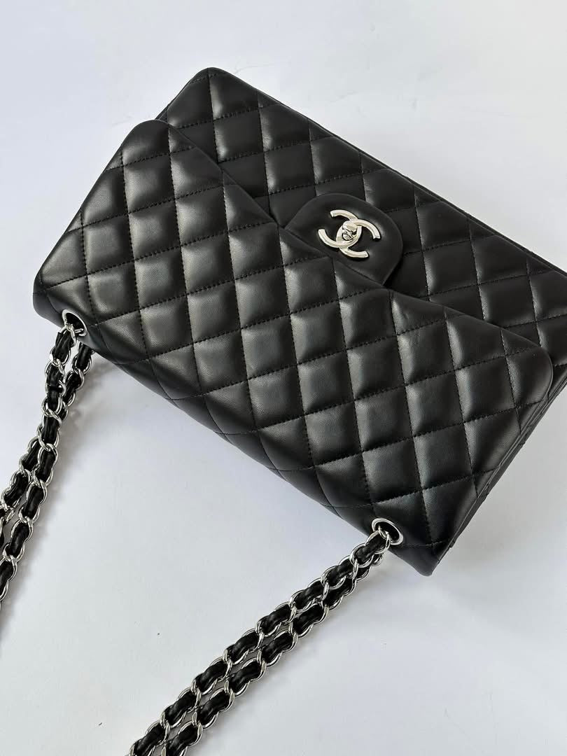 CHANEL Black Jumbo Doubleflap