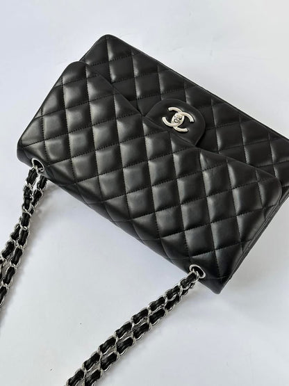 CHANEL Black Jumbo Doubleflap
