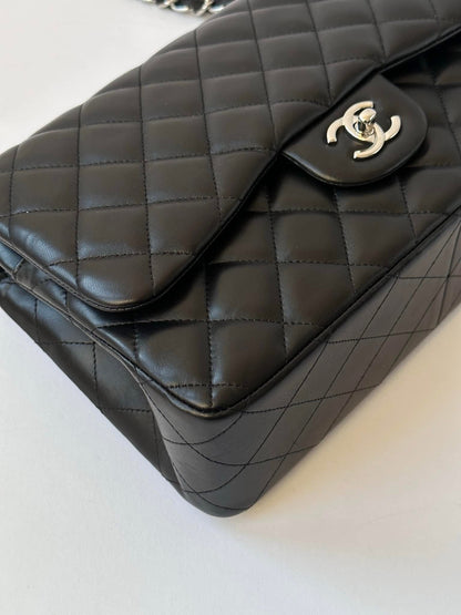 CHANEL Black Jumbo Doubleflap