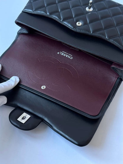 CHANEL Black Jumbo Doubleflap